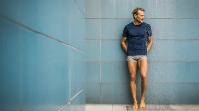 Doccia fredda, compressione o camminata: cosa aiuta davvero le gambe il giorno dopo?