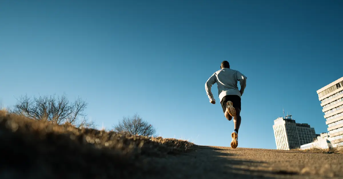 Côtes courtes explosives : la séance course à pied qui réveille la foulée sans fatigue longue