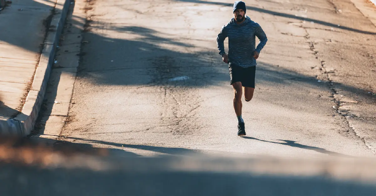 Côtes moyennes au seuil : la séance running qui change tes relances