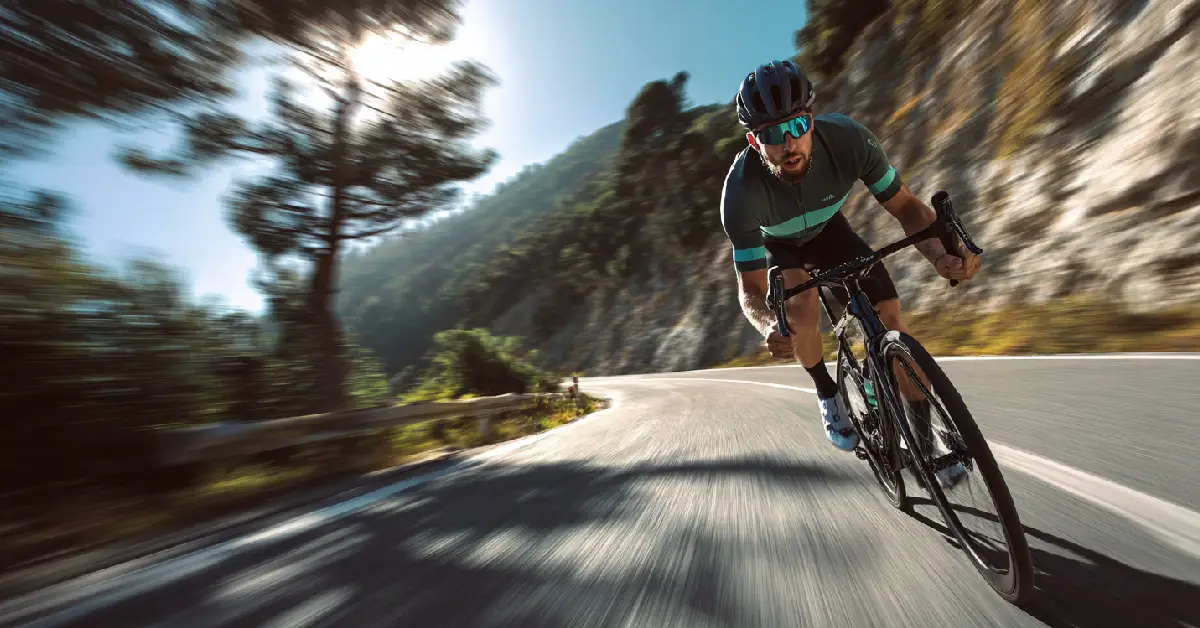Ciclismo: por qué los descensos hacen perder más tiempo a muchos ciclistas de lo que imaginan