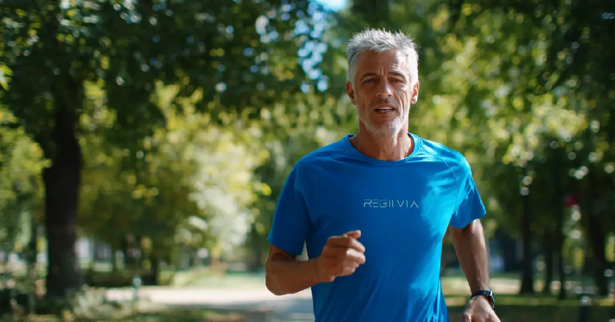 Corredor de más de 40 años consultando su tiempo en una carrera de 5 km durante una mañana de primavera