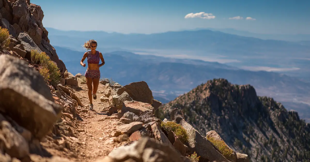 Corredor de trail gestionando una subida larga en montaña durante una carrera de primavera
