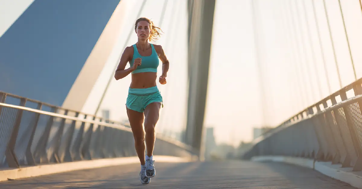 Corri sempre gli stessi chilometri? Le 5 strategie che aiutano molti runner a migliorare senza aumentare il volume