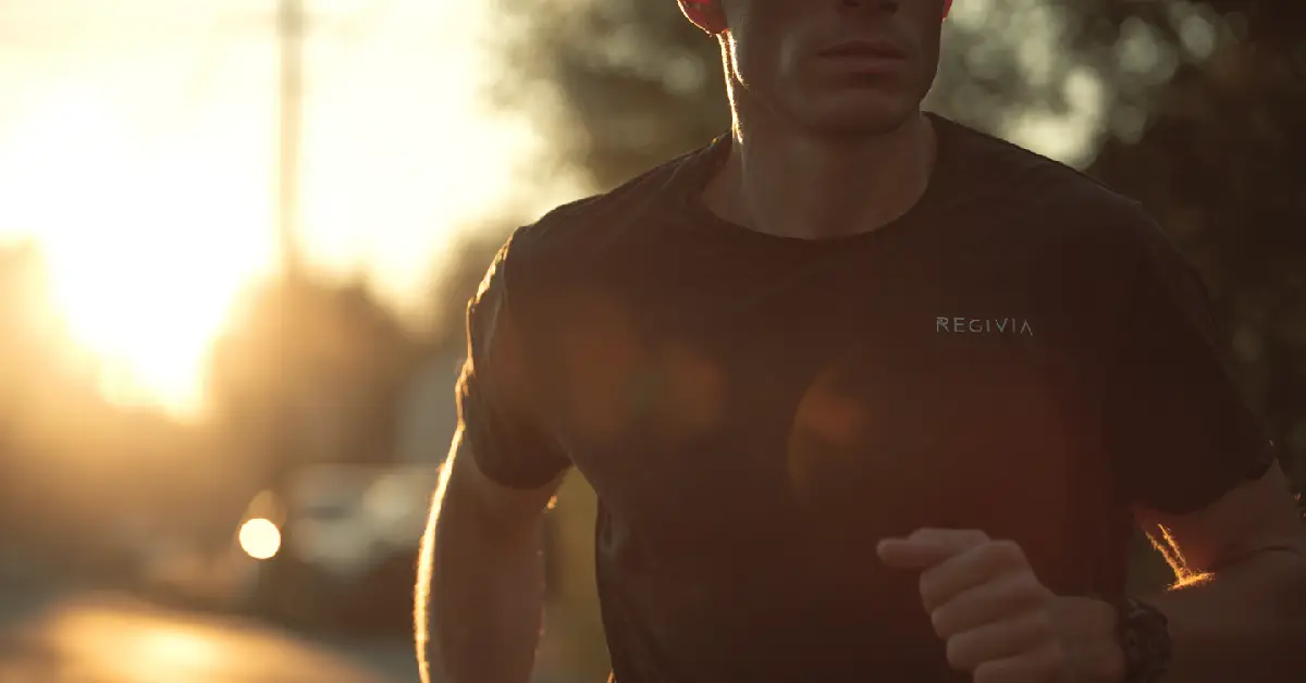 Runner amatoriale che corre al mattino presto a digiuno prima della colazione