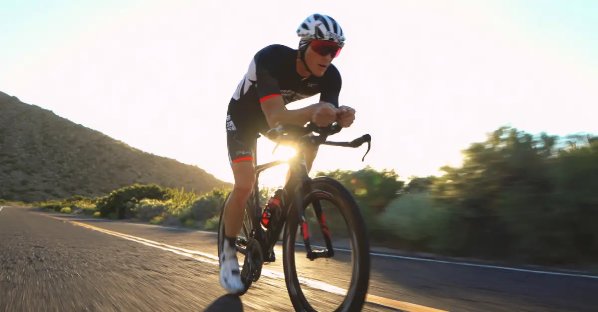 Quelle est la vérité sur le sport qui fait le plus la performance en triathlon entre natation, vélo et course à pied.