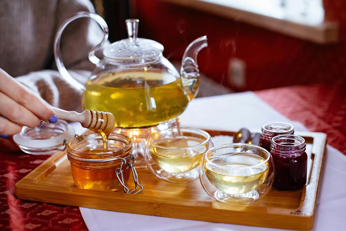 Que choisir entre miel ou confiture ? Lequel est le plus calorique et meilleur pour votre santé ?