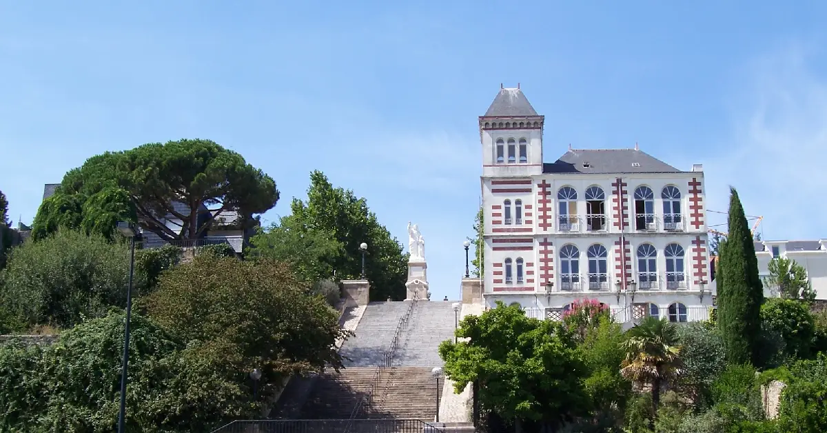 Nantes — Butte Sainte-Anne & Parc des Oblates (balcon sur la Loire) Nantes — Butte Sainte-Anne & Parc des Oblates (balcon sur la Loire)