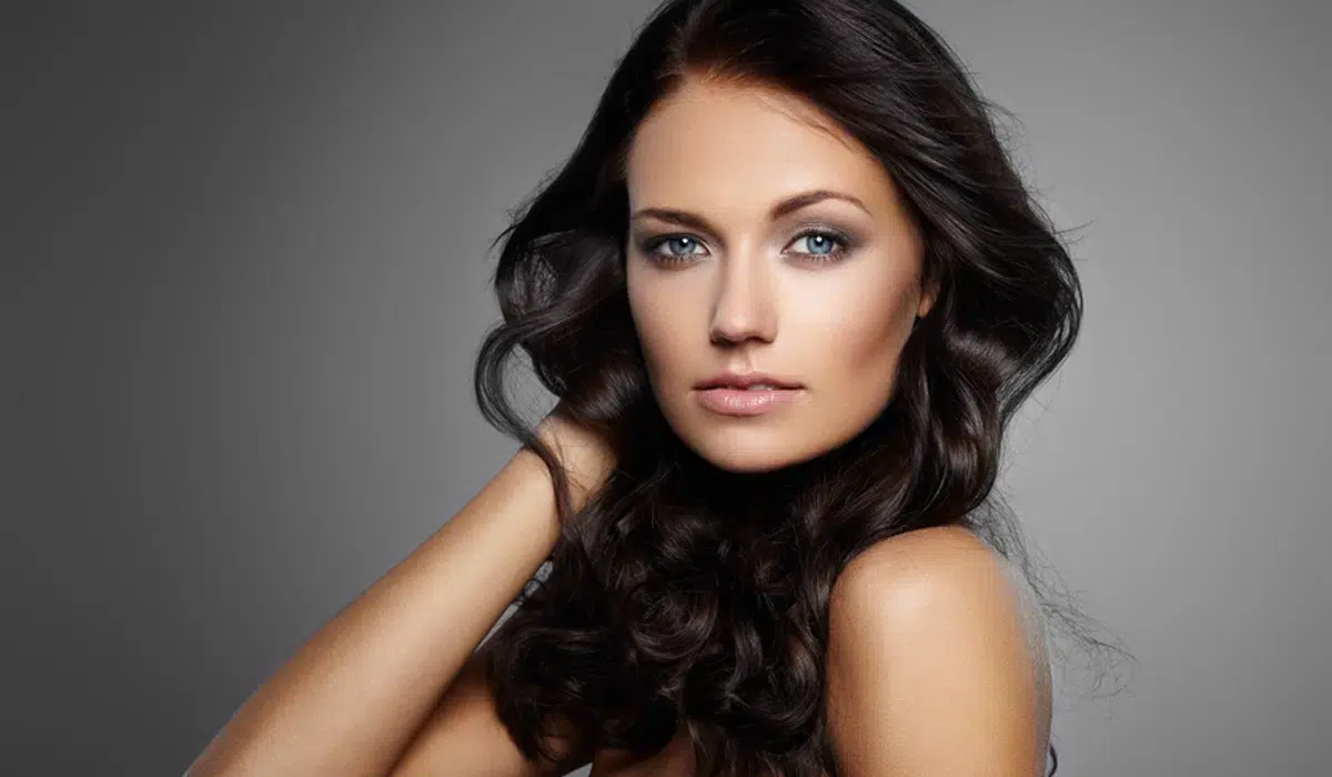 Was sind die besten Haarfarben für helle Augen und mittlere Haut? Was sind die besten Haarfarben für helle Augen und mittlere Haut?