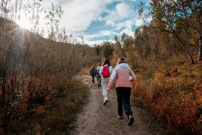 Pourquoi bouger les bras en marchant est essentiel pour une marche efficace ?