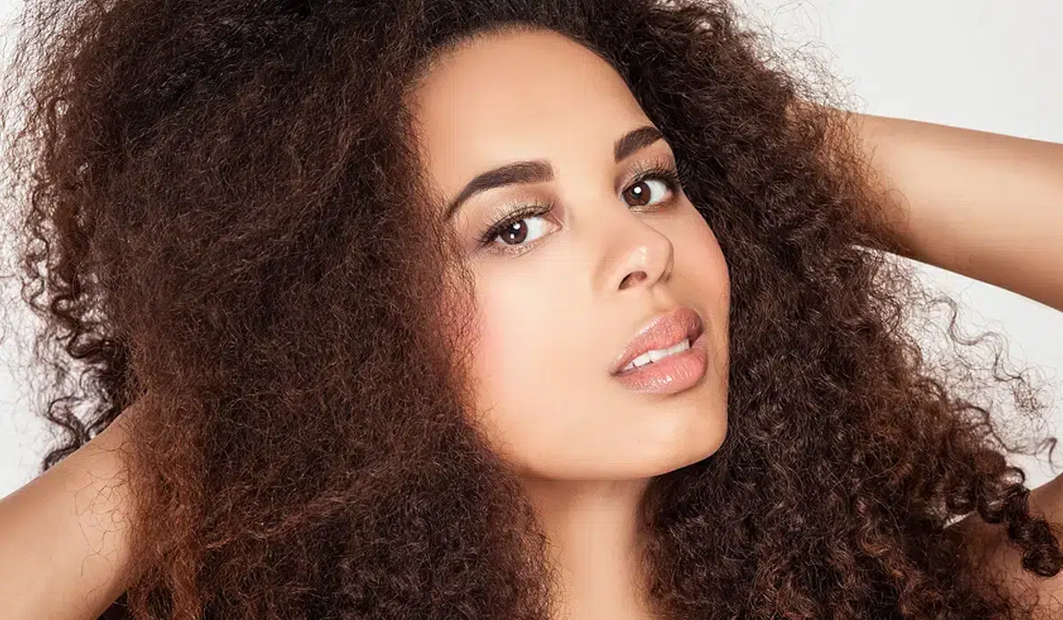 Qué color de cabello elegir si tienes los ojos negros o muy oscuros
