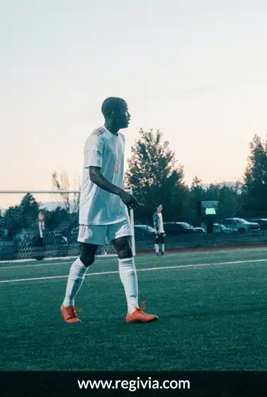 Quel matériel faut-il acheter à un enfant qui débute le foot ? - La Petite  Equipe