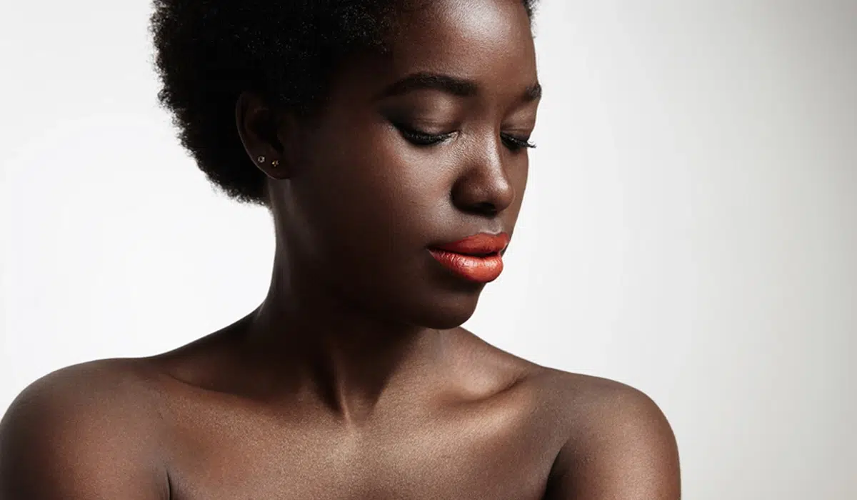Quelle couleur de cheveux ou coloration choisir quand on a une peau noire ou ébène ? Quelle couleur de cheveux ou coloration choisir quand on a une peau noire ou ébène ?