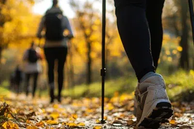 Quelle est la différence entre la marche nordique et la marche sportive ?