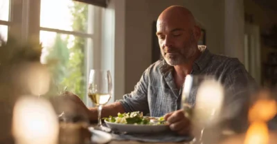 Sommeil & hormones : les 5 erreurs du dîner qui ruinent tes nuits (je te dis comment les corriger)