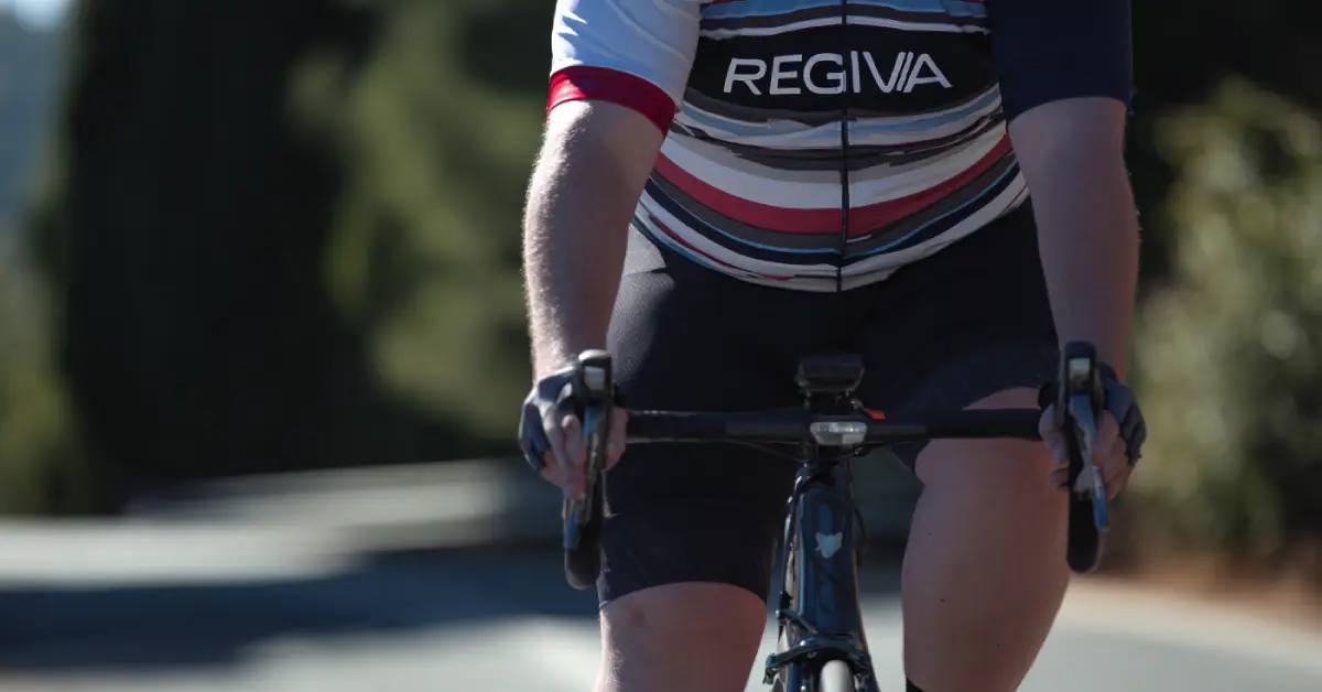 Surpoids à vélo : le signe qui met genoux et dos en danger et comment l’éviter