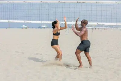 Top 10 des sports de plage : des activités ludiques pour rester actif en vacances