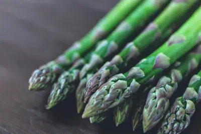 Tout savoir sur l'asperge : bienfaits, saison, et recettes