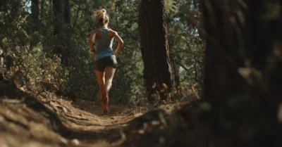 Trail : descente technique contrôlée, le geste qui protège les quadris