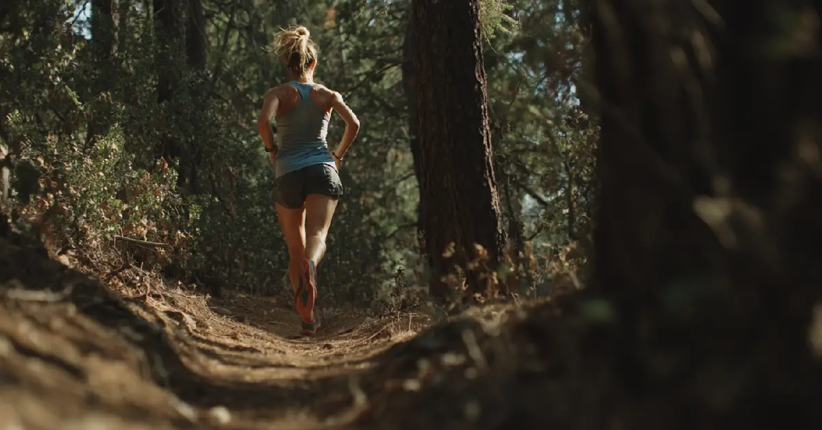 Trail : descente technique contrôlée, le geste qui protège les quadris