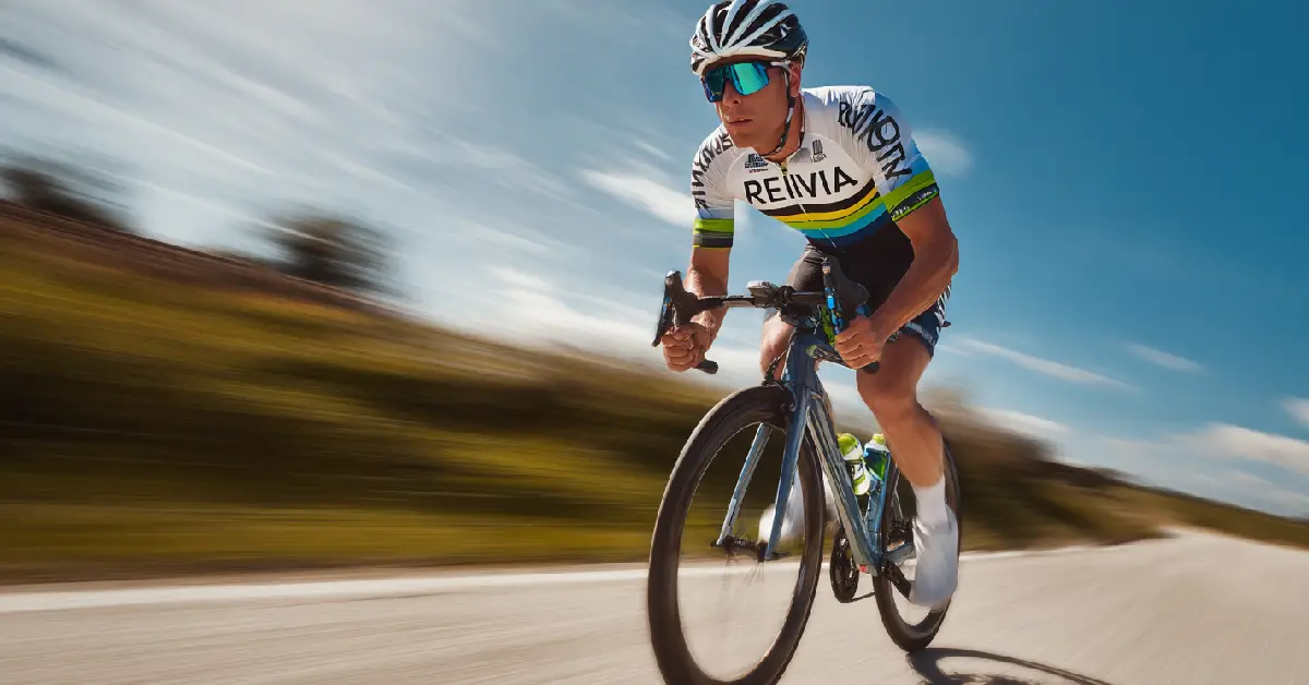 Vélo : faut-il pédaler plus vite ou plus fort pour progresser ?