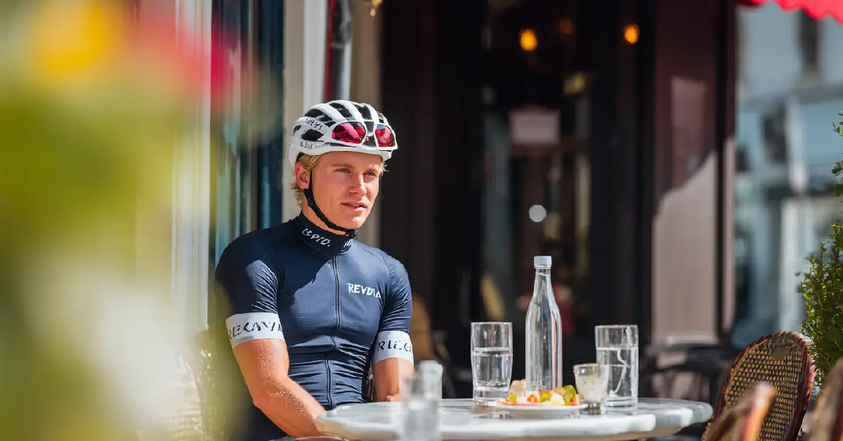 Vélo : les cyclistes qui restent légers tout l’été gèrent rarement leur alimentation “au hasard”