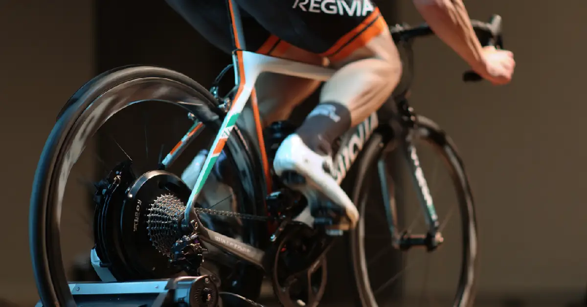 Vélocité + force en 30 minutes sur home trainer : le plan d'octobre pour progresser en côte